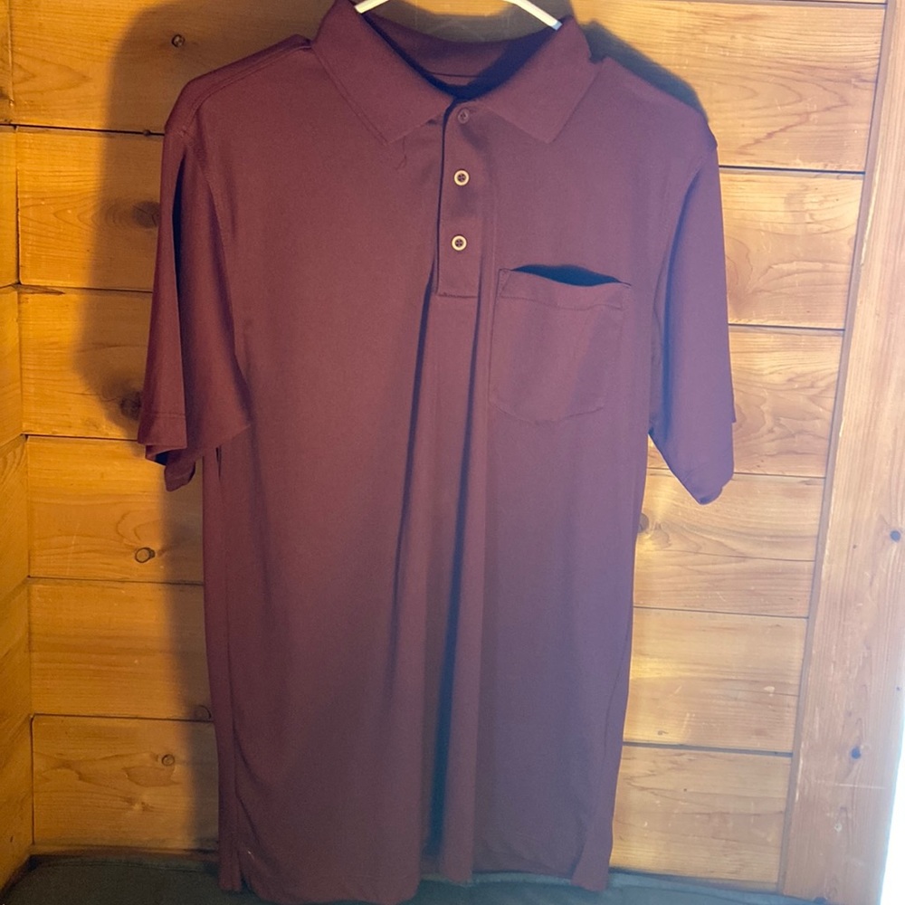 Color is‎ maroon